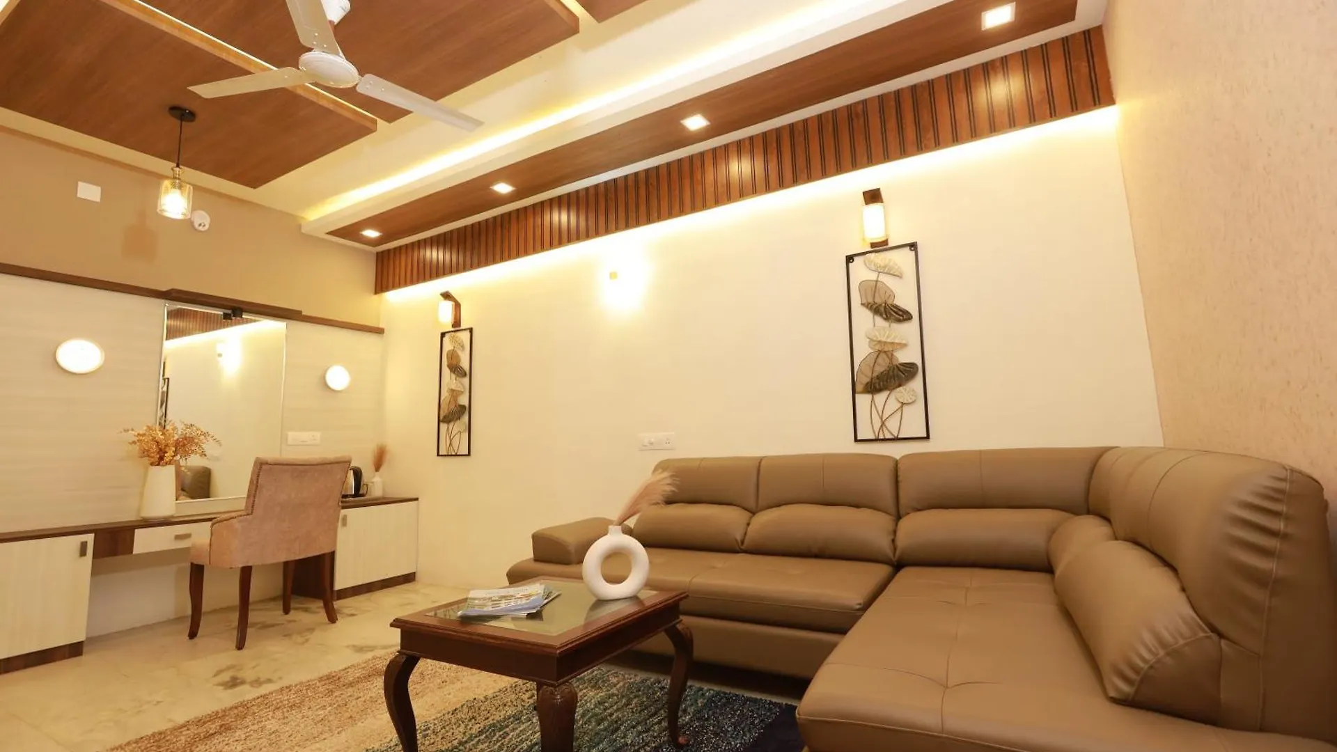 Liwa Tower Hotel & Business Center Kunnamkulam 3*,